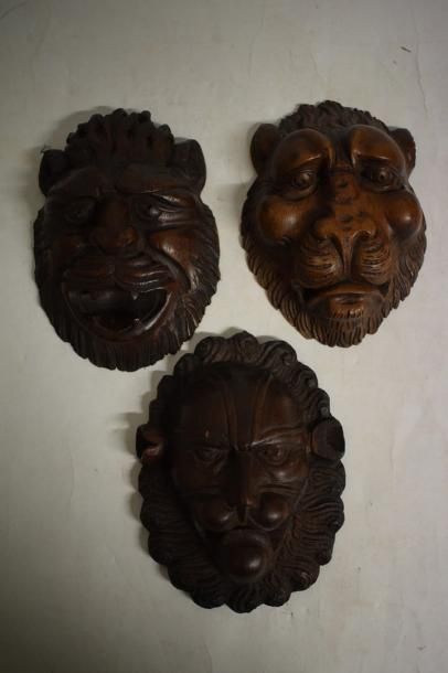 null Trois mascarons en bois sculpté représentant des têtes de lion.
Fin XIXème siècle
L.:...