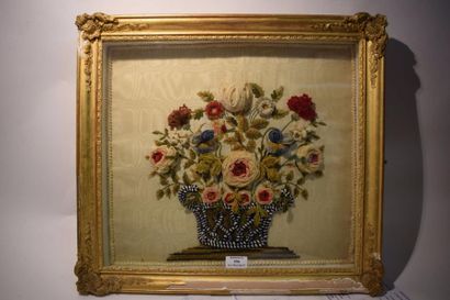 null Broderie représentant une corbeille de fleurs

XIXe siècle 

Encadré sous v...