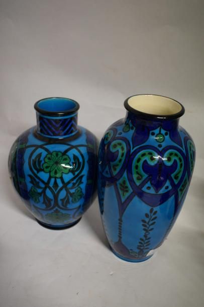 null Deux vases en faïence fine et glaçure à décor polychrome sur fond bleu turquoise...
