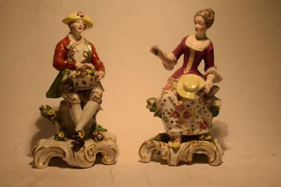 null Paire de statuettes en porcelaine allemande représentant un berger assis sur...