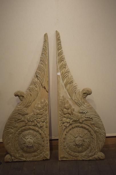 null Deux éléments de bois sculpté de rinceaux,

XVIIIe siècle (accident).