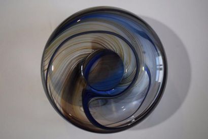 null MORIN Claude né en 1932

Vase en verre soufflé de forte densité ;en forme de...