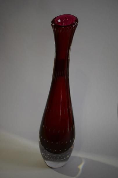 null KOSTA BODA (SUEDE)

Vase en verre soufflé rouge ; décor intercalaire de bulles.

Signé...