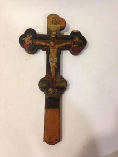 null Croix à branche polylobée en bois peint représentant le christ en croix avec...