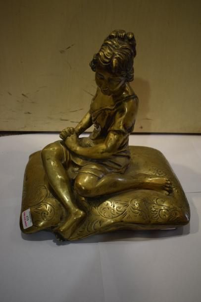 null ECOLE MODERNE

Sculpture de femme sur un coussin,

Bronze.