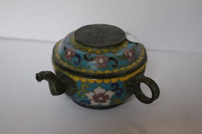 null Petite théière individuelle en bronze et émaux cloisonnés polychromes à décor...