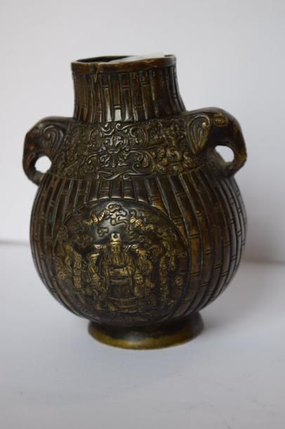 Vase en bronze à panse globulaire ciselée...