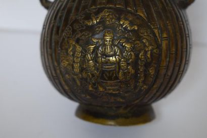 null Vase en bronze à panse globulaire ciselée de dignitaires trônant dans des médaillons...