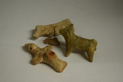 null Trois statuettes représentant deux animaux et un personnage 

terre cuite.

Accidents.

De...