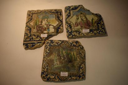 null Trois carreaux, Iran qâjâr, vers 1920

En céramique siliceuse à décor moulé...
