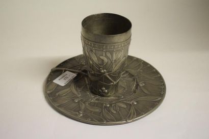 null Jules BRATEAU (1844-1923)

Goblet et son assiette « L'an gui » en étain à décor...