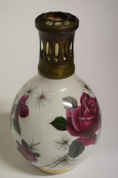null [ Céramique ]

THARAUD lampe BERGER en porcelaine à décor de roses.