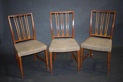 null Huit chaises et une table à allonges Scandinaves vers 1970.