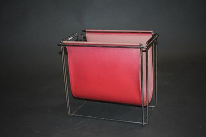 null Porte revue vintage 

avec une armature en métal et cuir rouge, années 1970

36...