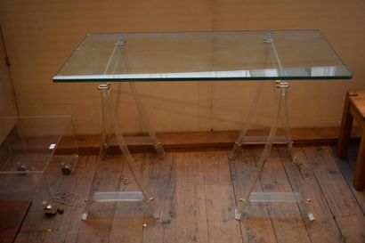 null MARAIS International, 2 tables à tréteaux en plexi dessus verre 