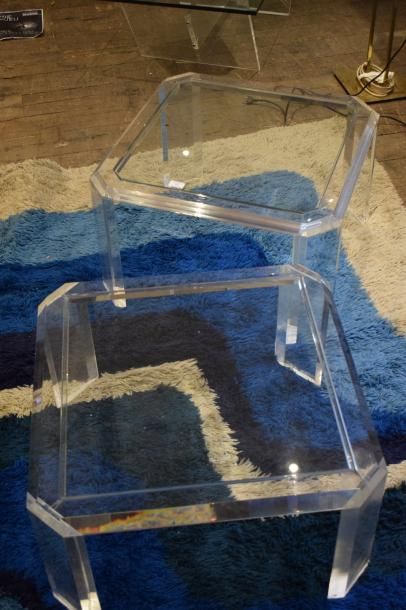 Deux tables en plexiglas et verre
