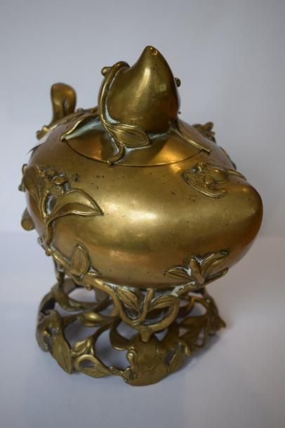 null Brûle parfum en bronze à décor en relief de feuillages fleuris et chauve souris.

La...