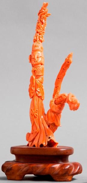 null Corail à deux branches sculptées d'une divinité féminine surmontée d'une branche...