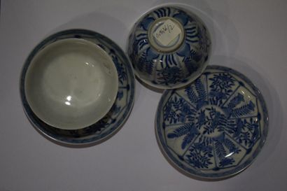 null Deux bols et deux sous tasses en porcelaine blanche de Chine à décor bleu de...