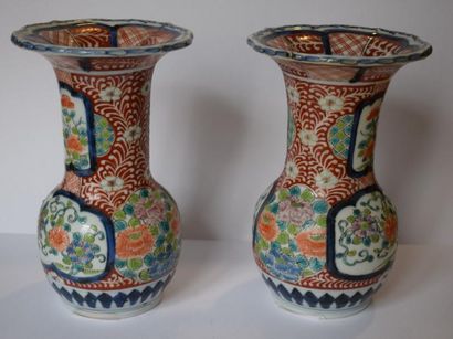 null Imari 

Paire de vases polychromes aàcol évasé à décor de fleurs dans des cartouches

Chine,...