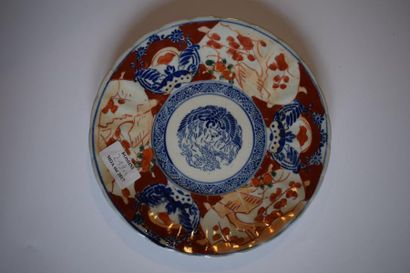 null Imari, ensemble de quatre assiettes en porcelaine à décor bleu et corail de...