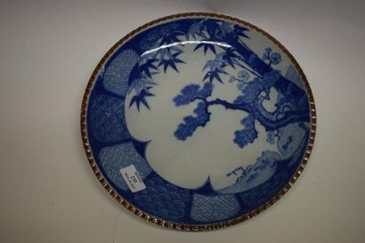 null Japon, plat, XXe 

plat porcelaine bleu et blanc à bords crénelés à décor des...