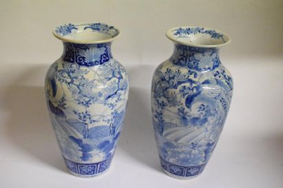 null Paire de vases en porcelaine de Chine à décor bleu de volatiles dans des paysages...