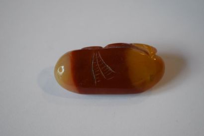 null Pendentif de forme ovoïde à décor d'un scarabé et feuillage

H. : 5cm