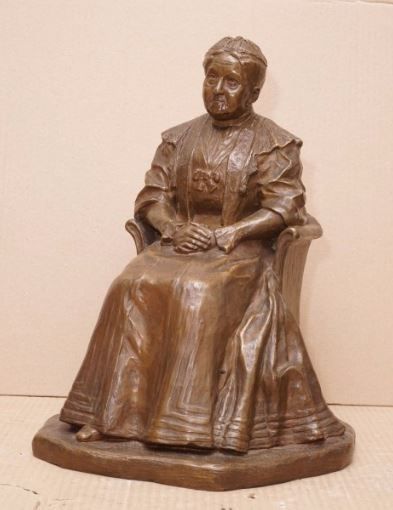 null HERRMANN J.S., fin XIXe - début XXe siècle,
Dame assise, 1827-1909, 1911
Bronze...