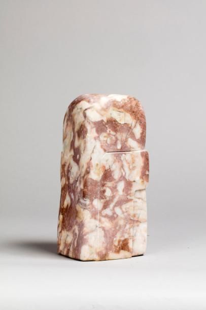 null LIBERAKI Aglaé, 1923-2014
Sans titre
sculpture en marbre rose et blanc (traces...