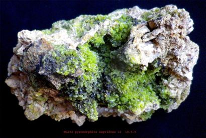 null Deux PYROMORPHITES d'Asprières (12) : concrétion mamelonnée verte et brillante...