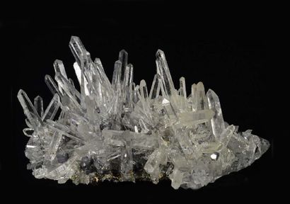 null Très joli petit QUARTZ cristal de roche sur BLENDE et PYRITE (8 cm), de Krushev...