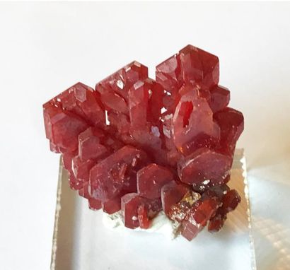 null VANADINITE de Mibladen, Maroc : peu courant cristal polysynthétique étagé rouge...
