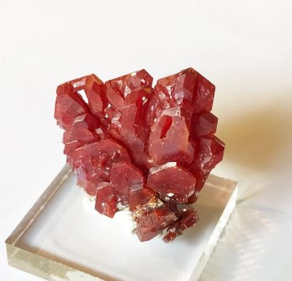 null VANADINITE de Mibladen, Maroc : peu courant cristal polysynthétique étagé rouge...