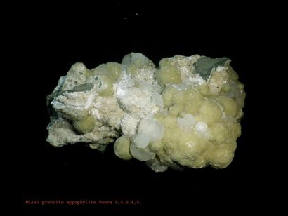null Quatre minéraux anciens de Poona, Indes : SCOLECITE en gerbe (16 cm) ; PREHNITE...