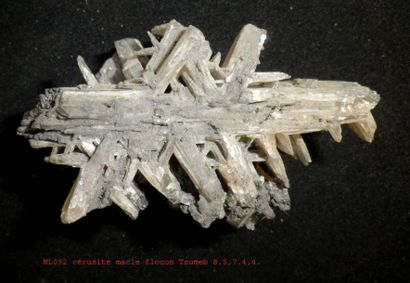 null Grande CERUSSITE ancienne, maclée en flocon, (8 x 5 x 4 cm) de Tsumeb, Nami...