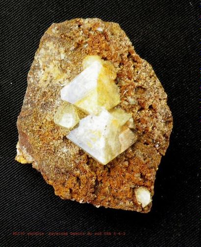 null Trois jolis petits minéraux nord américains : WULFENITE (7 cm) en pétales jaune...