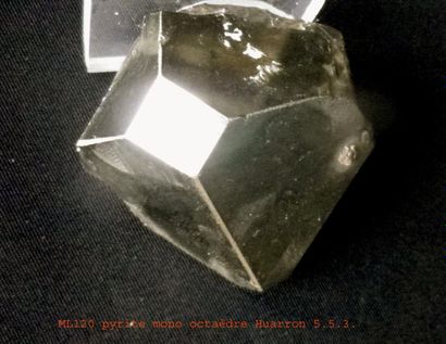 null Cinq cristaux flottants de PYRITE en divers habitus : octaèdre (4 cm) ; faces...