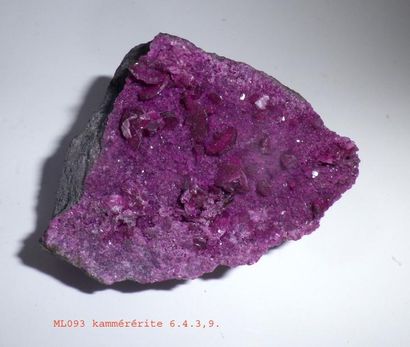 null Deux minéraux anciens. KAMMERERITE de Turquie (6 cm). FLUORINE / QUARTZ (9 cm)...