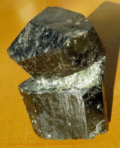 null DRAVITE : imposant groupe de 2 cristaux avec phlogopite (14 x 9 x 9 cm) de Yinniethara,...