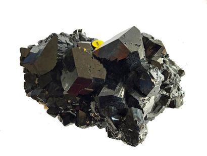 null Jolie TOURMALINE noire (var. SCHORL), Mts Erongo, Namibie. Un imposant groupe...