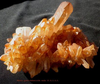 null Joli QUARTZ avec dépôt hématoïde de Madagascar : groupe de cristaux (15 x 8,5...