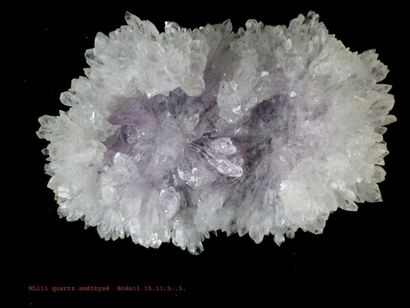 null Jolie fleur de QUARTZ améthysé du Brésil (15 x 11,5 x 5 cm)