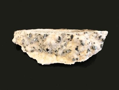 null Minéraux anciens de Roumanie : TETRAEDRITES (2 à 5 mm) isolées sur gangue avec...