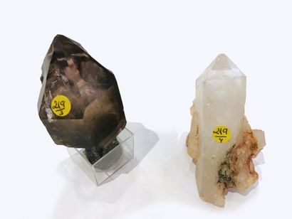 null Quatre minéraux anciens : QUARTZ hyalin (12 cm) ; CALCITE en cristaux 3/4 cm...