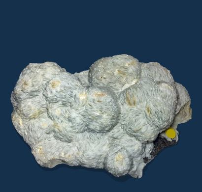 null Quatre minéraux anciens français : BARYTE mamelonnée en pompons (21 cm) et BLENDE...