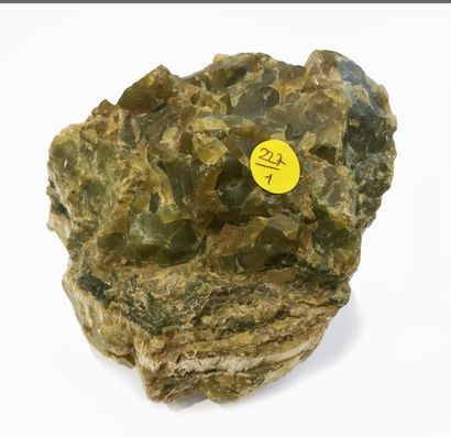 null Deux minéraux anciens : bloc de SERPENTINE de Russie (13 cm). GRENATS du Tyrol,...
