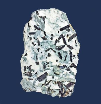 null Deux minéraux anciens : CROCOÏTE (12 cm) de Dundas, Tasmanie. Plaque de NATROLITE...