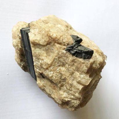 null Quatre minéraux anciens : petit GYPSE de Naica (11 cm) ; tranche de BARYTE usinée...
