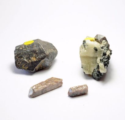 null Systématique, neuf petits minéraux (2 à 5 cm): LUSSATITE de Pont-Château ; RUTILE...